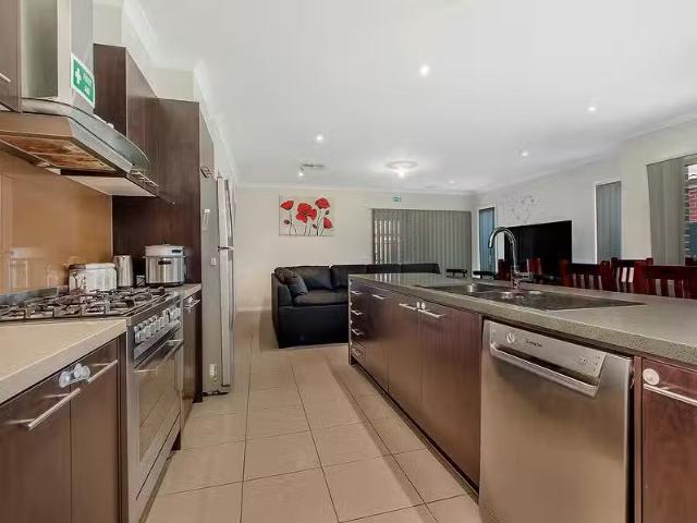 Rental! 5 Hatfield Place, Deer Park VIC 3023