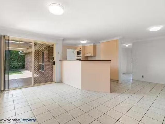 Cozy 5 Lorraine Crescent, Centenary Heights, QLD 4350