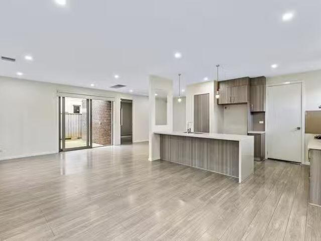 Unique 5 Stillwater Place, Werribee South, VIC 3030