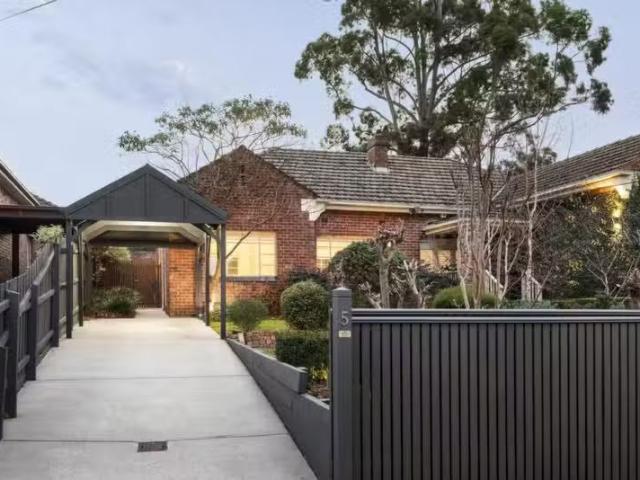 Just in! 5 Woodlands Avenue, Kew East VIC 3102 House Auction