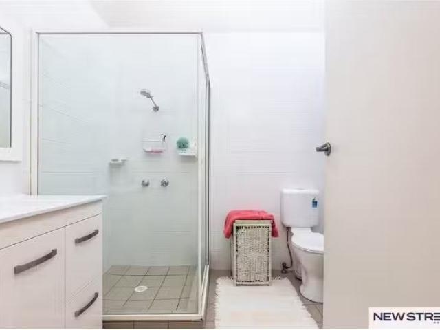 Rental! 6/3 Mc Ewan Street, Belmont South Townhouse for rent.