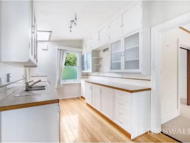 Charming 68 View St, Sandy Bay House for rent Listed by Paige.