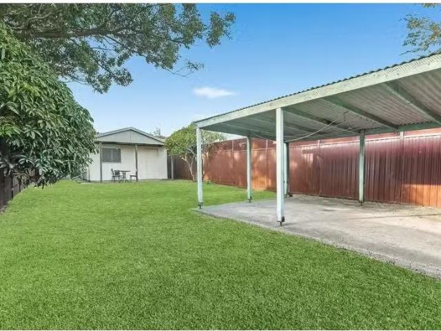 Cheap 6 Miles Street, Mascot House for rent Listed by Henry h.