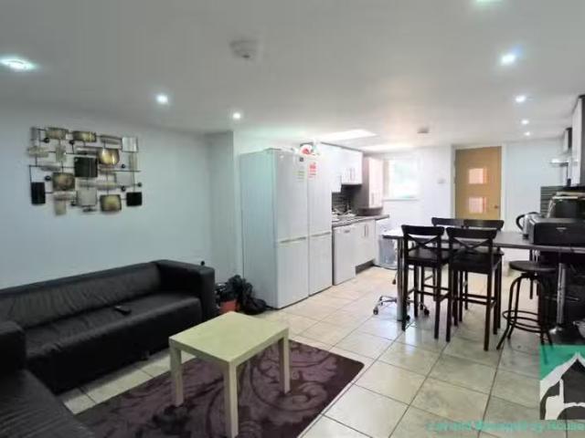 Just in! 6 BA 6 bedroom end of terrace house for rent in Luton.