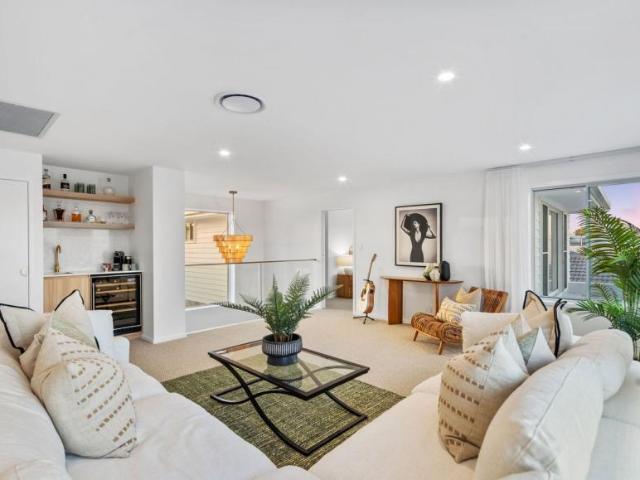 For Rent 6 Bedroom House MERMAID WATERS QLD DS104893855