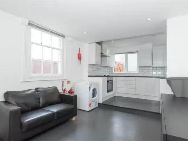 Charming 6 bedroom house share for rent in Western Place, Wort.