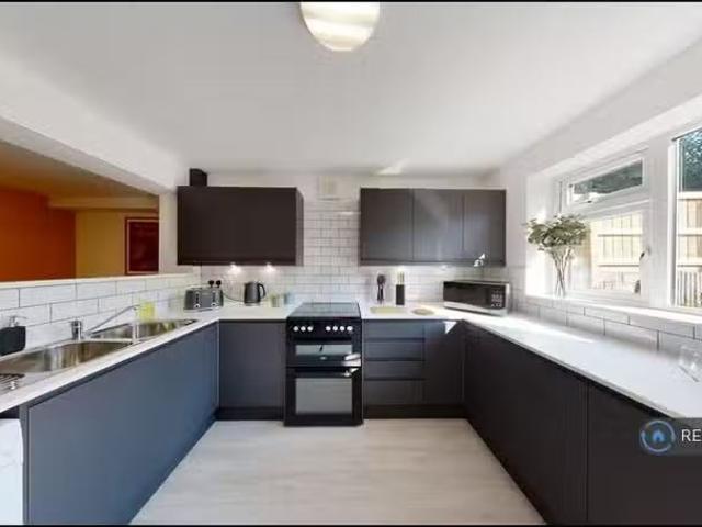 Just in! 6 bedroom semi detached house for rent in Wedgwood Ro.