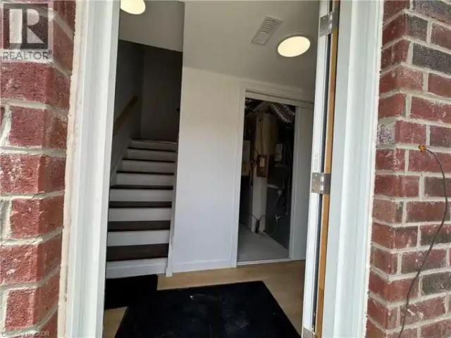 For Rent 6 Bedroom Townhouse Welland ON DS103652876