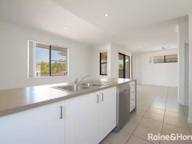 Cozy 6 Kroombit Terrace, New Auckland, QLD 4680