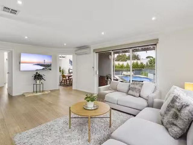Just in! 6 Trafalgar Place, Greenvale, VIC 3059