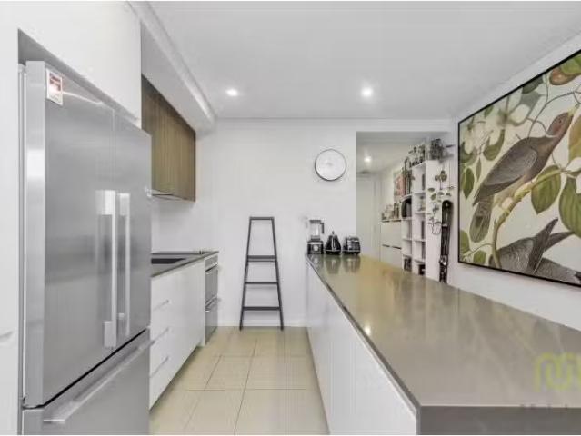 Cozy 73/32 Blackall Street, Barton House for rent Listed by M.