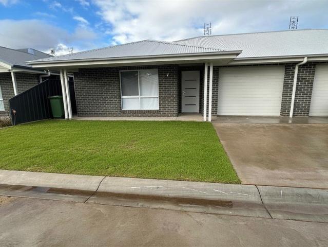 Modern and well presented 2 bedroom, 2 bathroom Unit