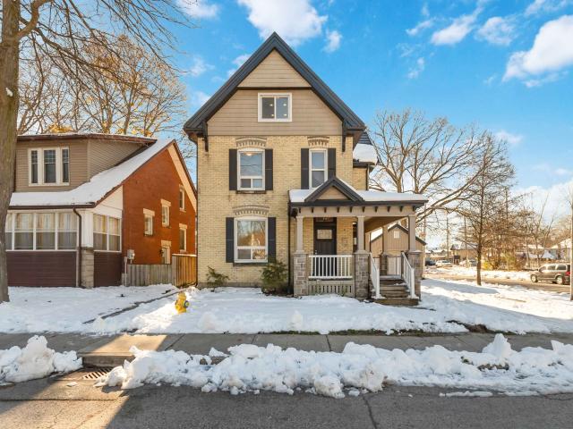 FOR RENT: 79 Beaconsfield – Unit 1