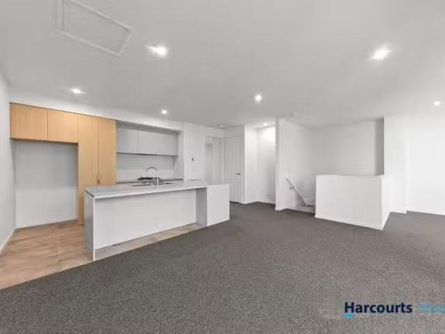 Just in! 79 Oakden Crescent, ST ALBANS, VIC 3021 House for R.