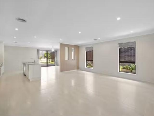For Rent! 7 Dunk Street, Casey House for rent Listed by Tahli.