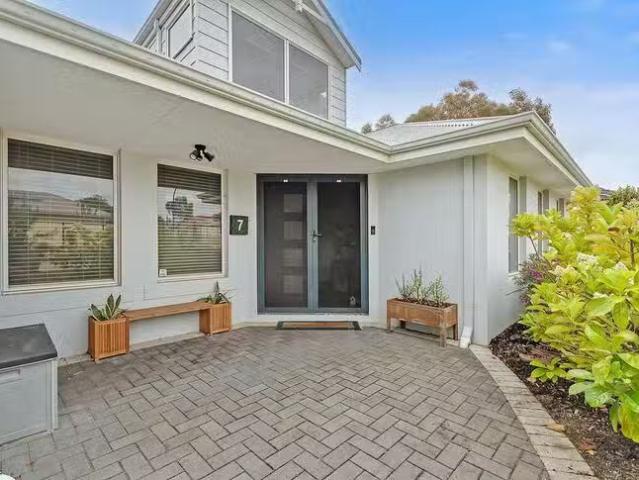 Deal! 7 Lantern Way, Clarkson, WA 6030