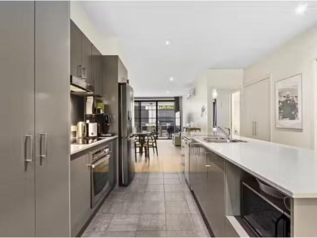 Cozy 8/3 Burke Crescent, Griffith Apartment for rent Listed b.