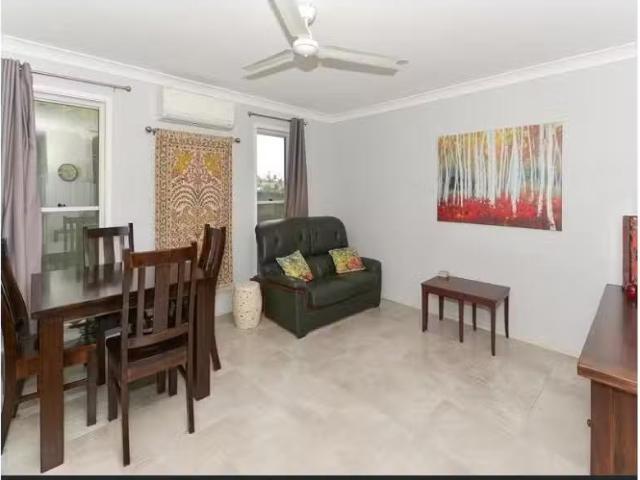 Cozy 82A Hume Boulevard, Killarney Vale Apartment for rent Li.