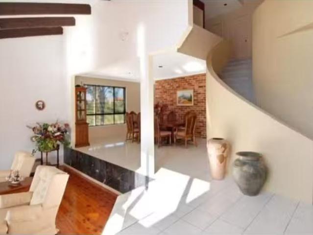 Deal! 85 Derribong Drive, Cordeaux Heights House for rent Lis.