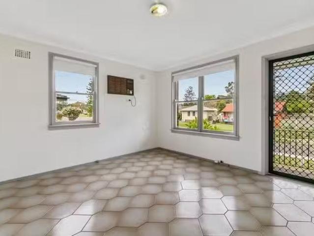 Cozy 8 Mawson Road, Tregear House for rent Listed by Sarah Pr.
