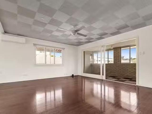 Deal! 8 Morehead Avenue, Norman Park, QLD 4170