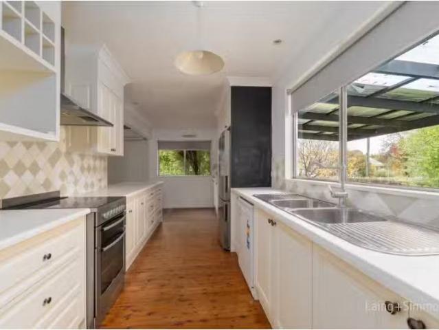 Cozy 8 Bellevue Road, Armidale House for rent Listed by Armid.