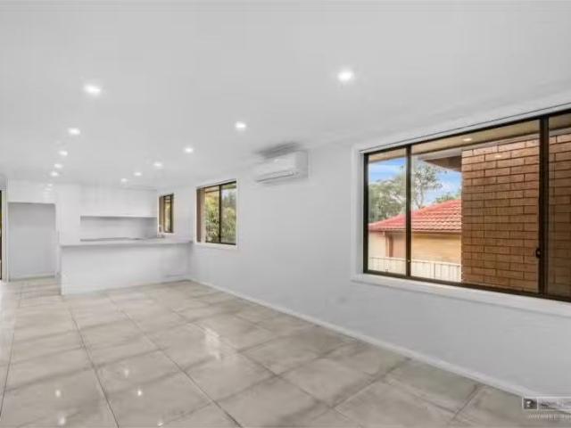 Cheap 8 Brendon Avenue, Farmborough Heights House for rent Li.