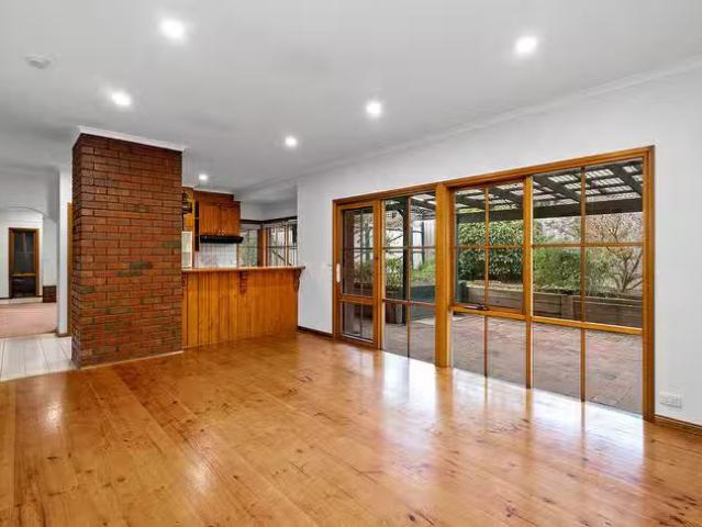 Deal! 8 Cuneata Close, Langwarrin, VIC 3910