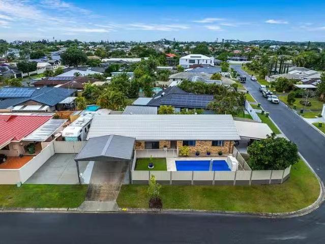 Rental! 8 Southerly Street, Mermaid Waters, QLD 4218