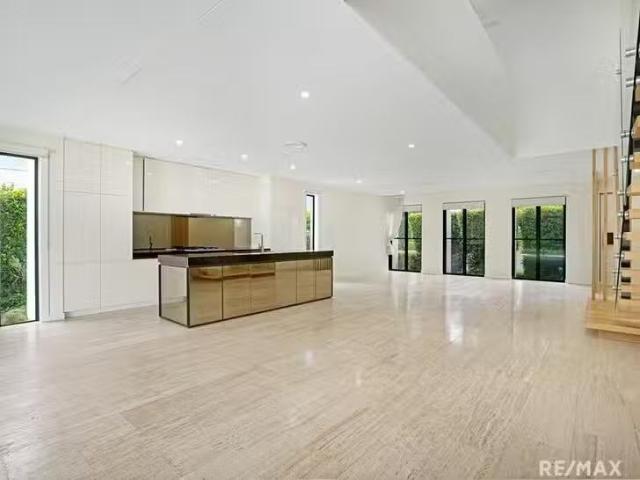 Deal! 8 The Dress Circle, Benowa, QLD 4217