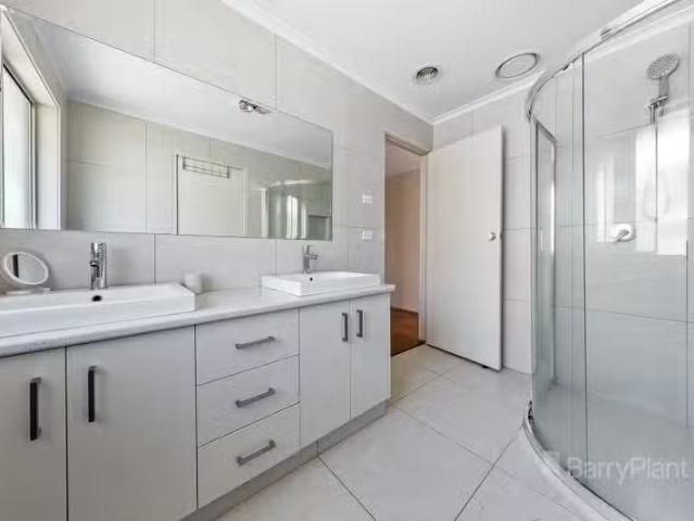 Cozy 9 Balmoral Close, Kings Park VIC 3021