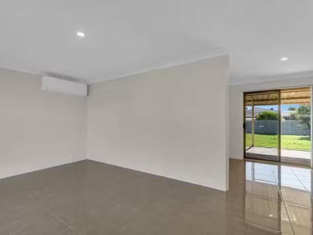 Cozy 9 Jubilee Drive, Waikiki, WA 6169