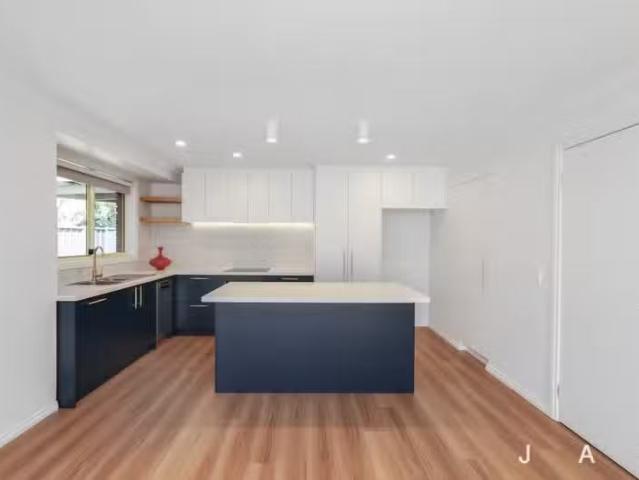 Cozy 13 Keen Street, Newport VIC 3015