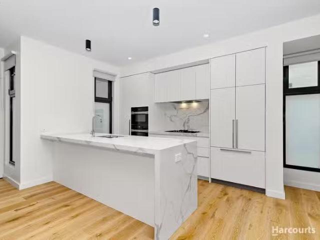 For Rent! 10/101 Carrington Road, BOX HILL, VIC 3128 Townhou.