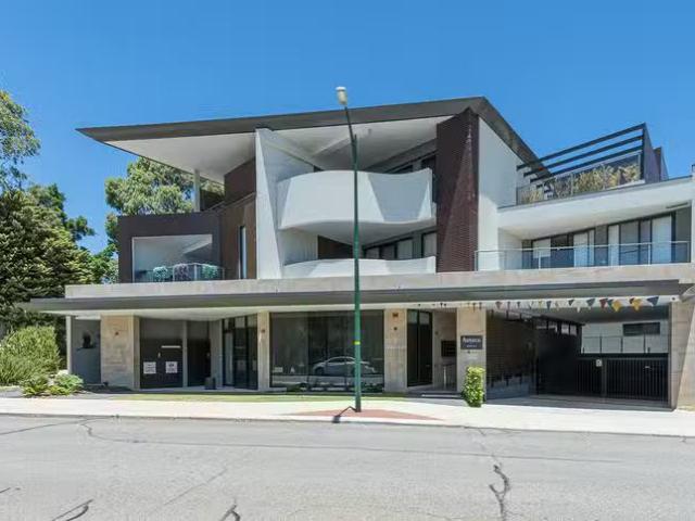 Just in! 107/8 Willbird Street, Ardross, WA 6153