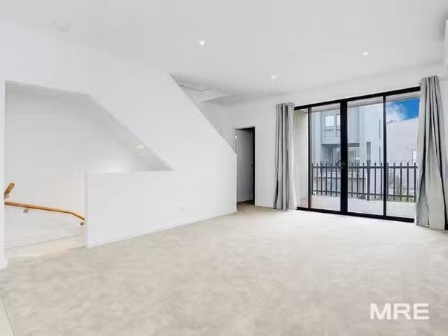Nice 10 Mandrel Street, Maidstone VIC 3012