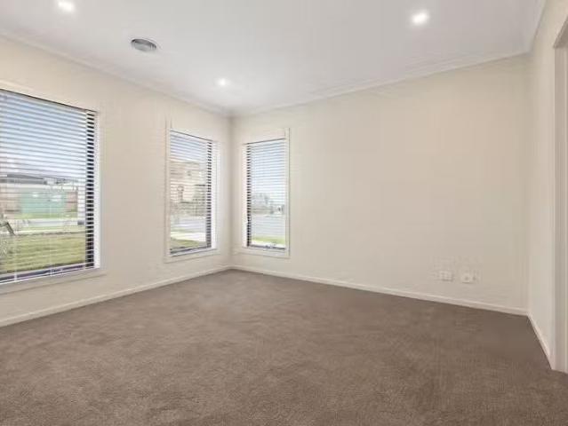 Deal! 10 Mollyan Avenue, Charlemont, VIC 3217 House for Rent