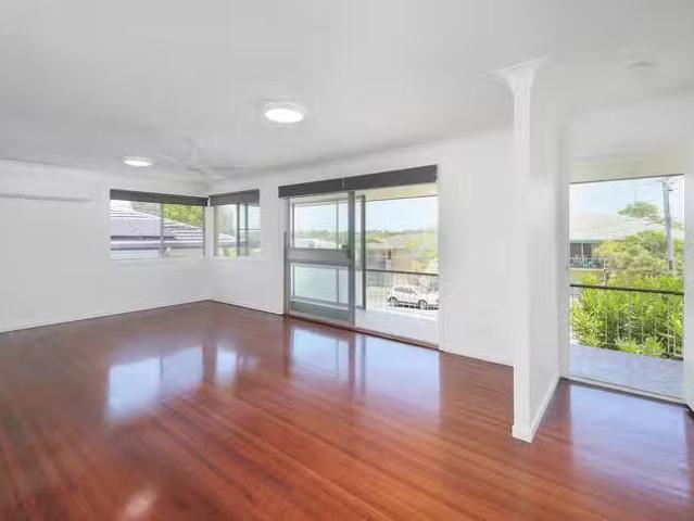 Deal! 10 Novello Street, Mansfield, QLD 4122