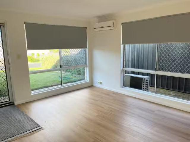 Nice 10 Petrel Cove, GEOGRAPHE, WA 6280 House for Rent