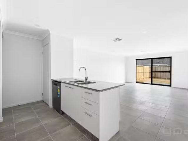 Cheap 10 Sefton Street, Mambourin VIC 3024