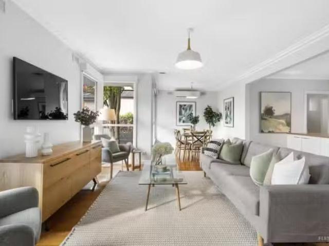 Cozy 1/112 Esdale Street, Nunawading VIC 3131 House Auction