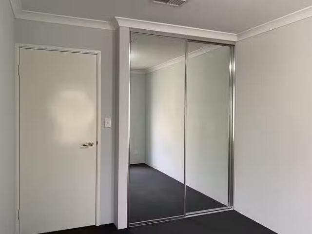 Deal! 1/11 Belfast Close, Canning Vale, WA 6155