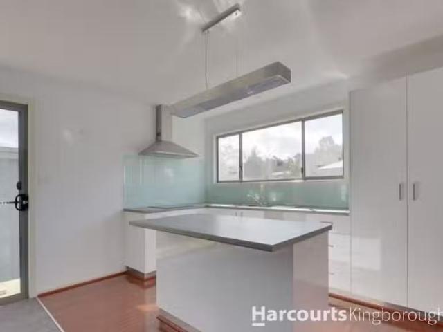 Nice 1/130 Burwood Drive, BLACKMANS BAY, TAS 7052 Unit for R.