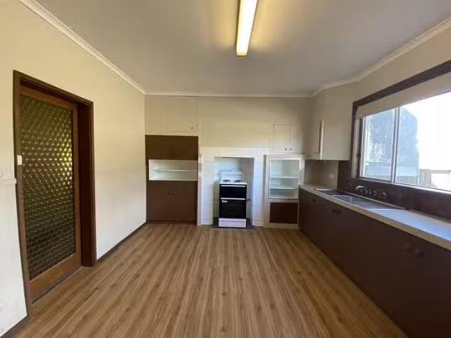 Nice 118 Anderson Street, Warracknabeal, VIC 3393