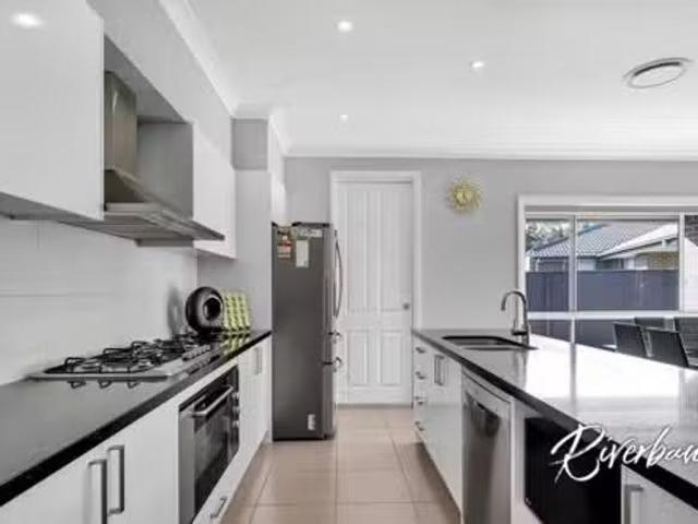 Cozy 11 Tussock Street, Ropes Crossing, NSW 2760