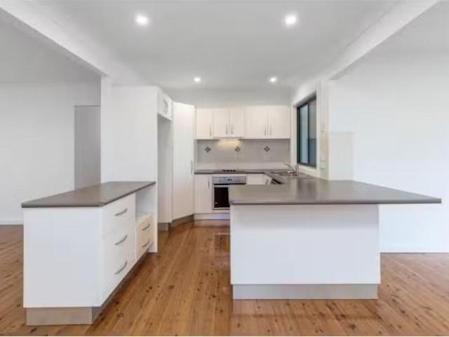 Deal! 11 Barraba Street, Whitebridge House for rent Listed by.