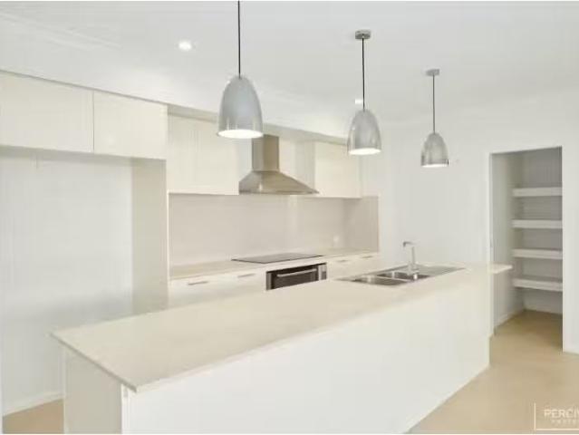 Nice 11 Hunt Circuit, Port Macquarie House for rent Listed by.
