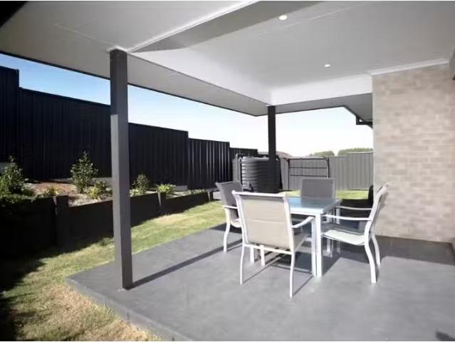 For Rent! 1/1 Martin Crescent, JUNCTION HILL Townhouse for ren.