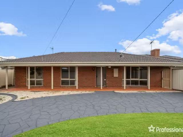 Nice 1/1 Montrose Court, Sydenham VIC 3037