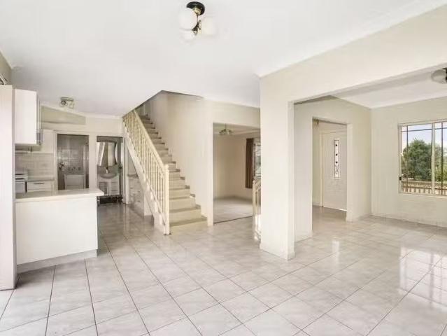 Cheap 11B Thomas Mitchell Drive, Barden Ridge House for rent.
